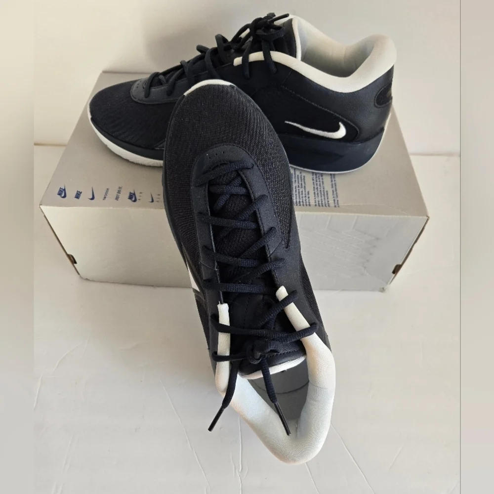 Nike NEW, Dark Navy and White Athletic Shoes.Size 11.5